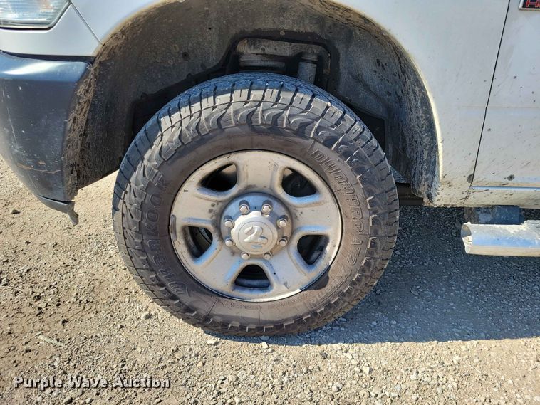image for item FU0032 2018 RAM 2500 Crew Cab flatbed pickup truck