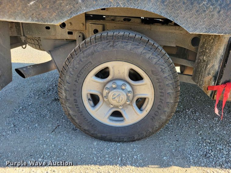 image for item FU0032 2018 RAM 2500 Crew Cab flatbed pickup truck