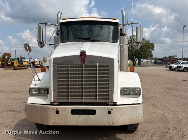image for item MZ9716 2004 Kenworth T800 flatbed truck