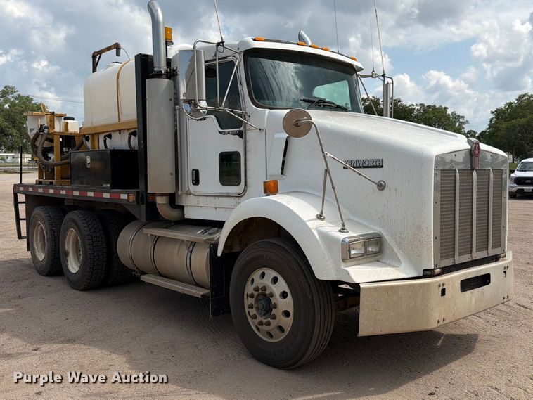 image for item MZ9716 2004 Kenworth T800 flatbed truck
