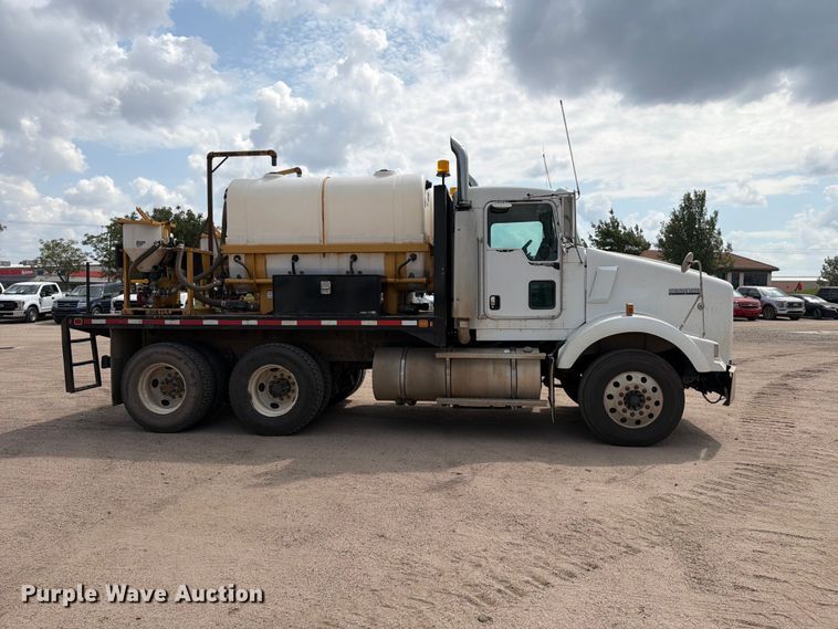 image for item MZ9716 2004 Kenworth T800 flatbed truck
