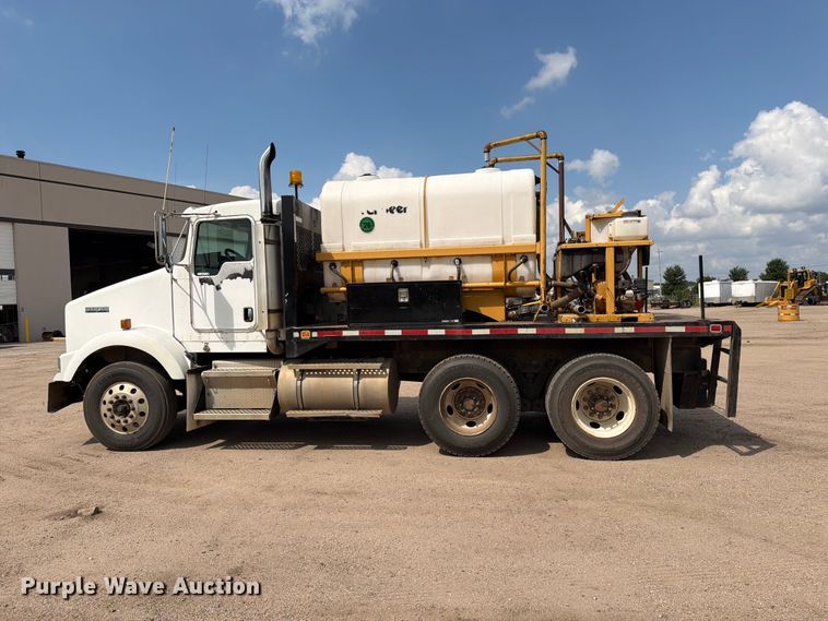 image for item MZ9716 2004 Kenworth T800 flatbed truck
