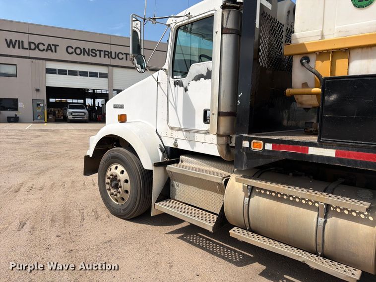 image for item MZ9716 2004 Kenworth T800 flatbed truck