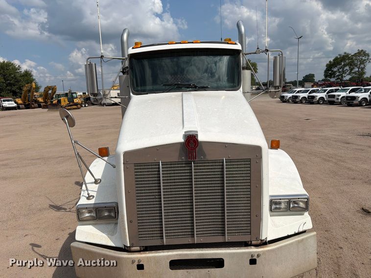 image for item MZ9716 2004 Kenworth T800 flatbed truck