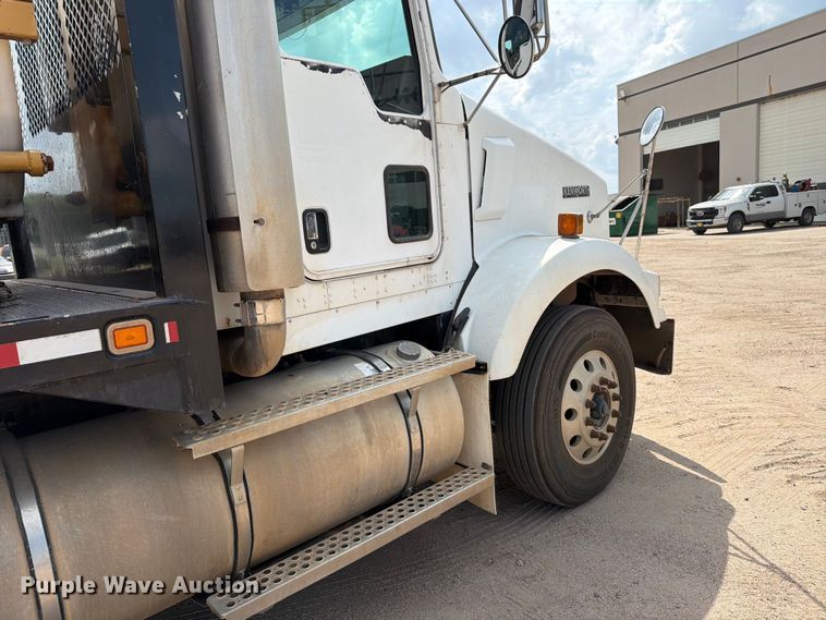 image for item MZ9716 2004 Kenworth T800 flatbed truck
