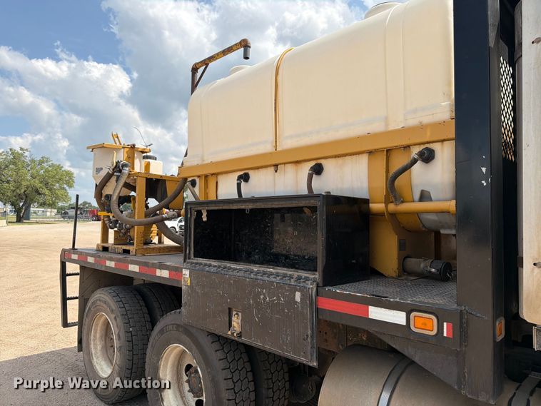 image for item MZ9716 2004 Kenworth T800 flatbed truck