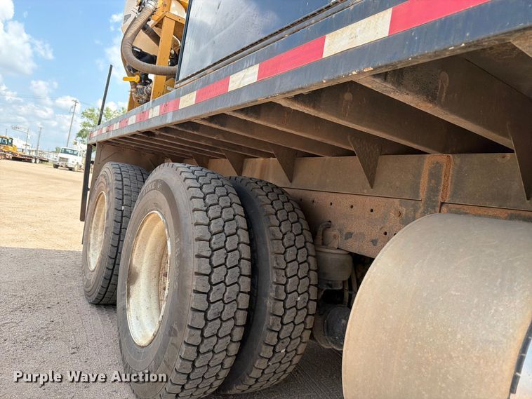 image for item MZ9716 2004 Kenworth T800 flatbed truck