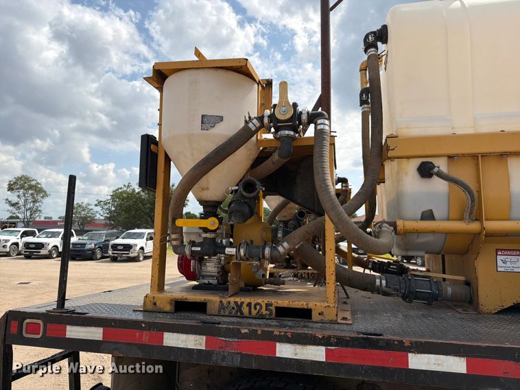 image for item MZ9716 2004 Kenworth T800 flatbed truck