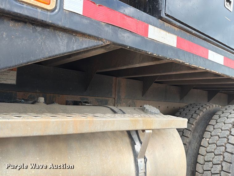 image for item MZ9716 2004 Kenworth T800 flatbed truck
