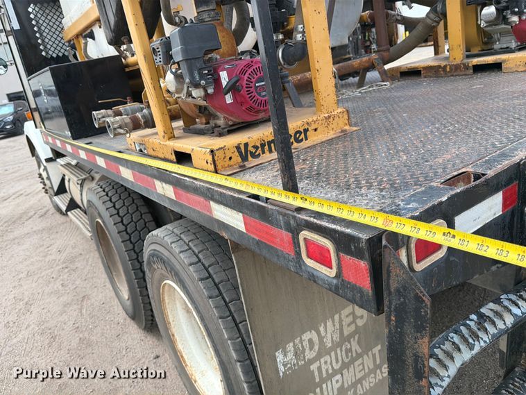 image for item MZ9716 2004 Kenworth T800 flatbed truck