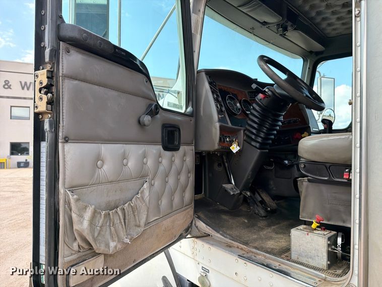 image for item MZ9716 2004 Kenworth T800 flatbed truck