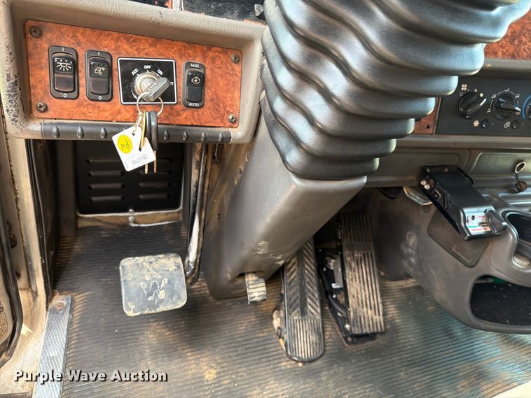 image for item MZ9716 2004 Kenworth T800 flatbed truck