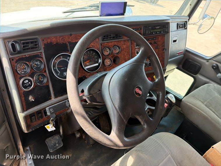 image for item MZ9716 2004 Kenworth T800 flatbed truck