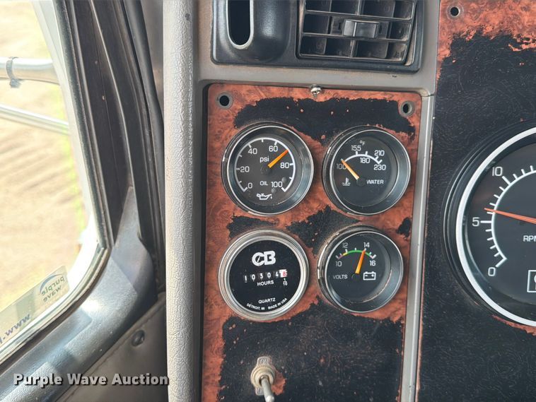 image for item MZ9716 2004 Kenworth T800 flatbed truck