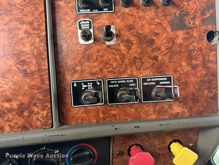 image for item MZ9716 2004 Kenworth T800 flatbed truck