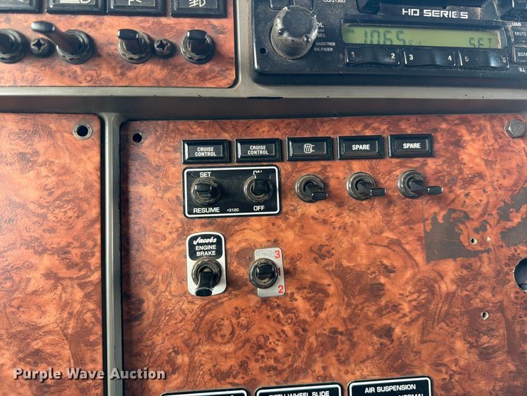 image for item MZ9716 2004 Kenworth T800 flatbed truck