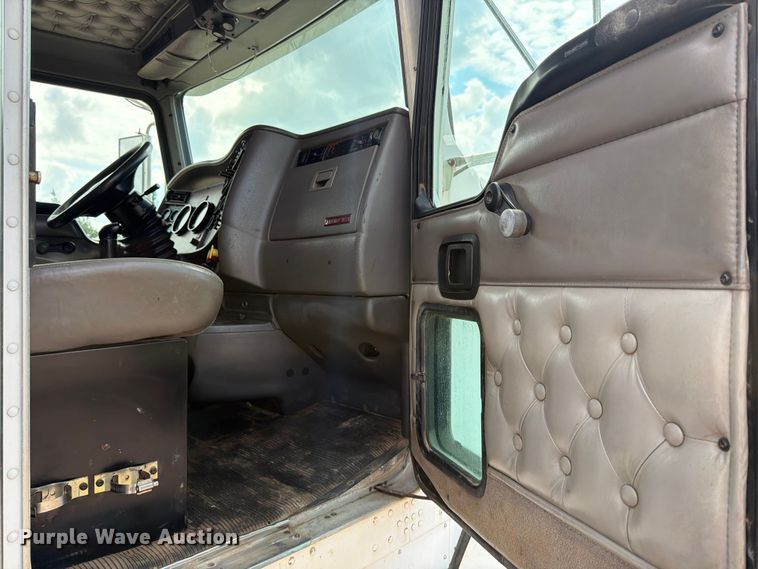 image for item MZ9716 2004 Kenworth T800 flatbed truck