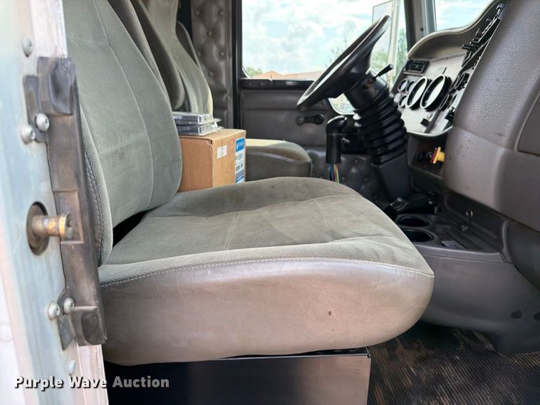 image for item MZ9716 2004 Kenworth T800 flatbed truck