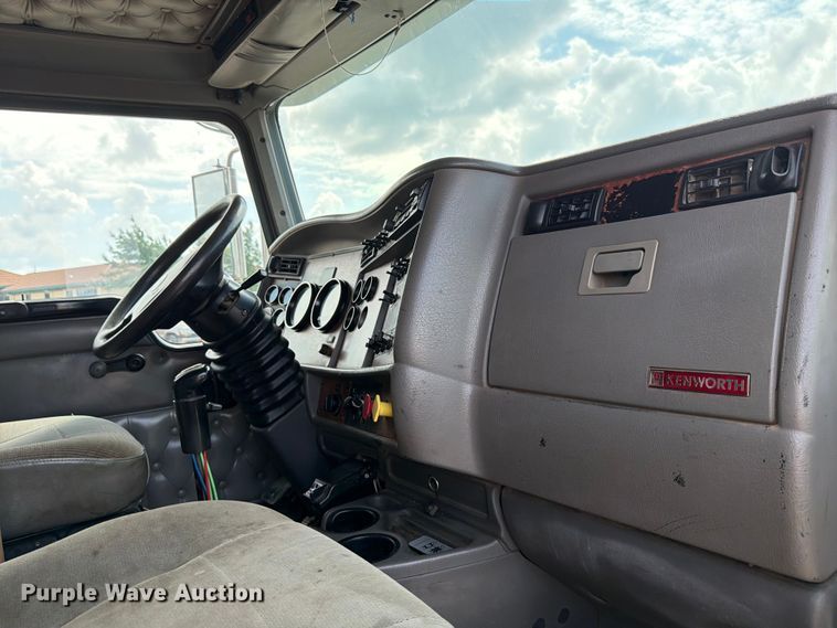 image for item MZ9716 2004 Kenworth T800 flatbed truck