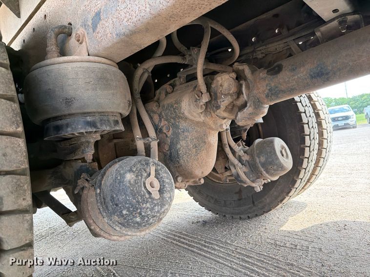 image for item MZ9716 2004 Kenworth T800 flatbed truck