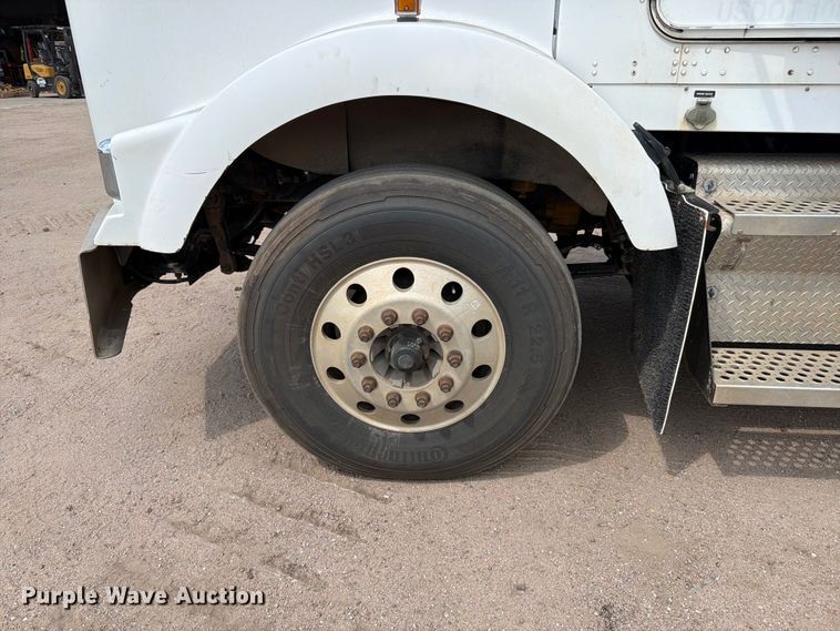 image for item MZ9716 2004 Kenworth T800 flatbed truck