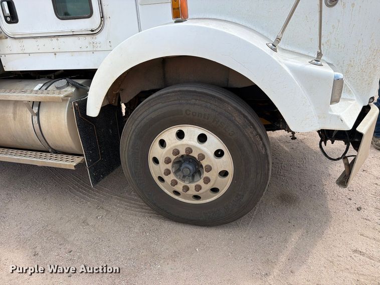 image for item MZ9716 2004 Kenworth T800 flatbed truck