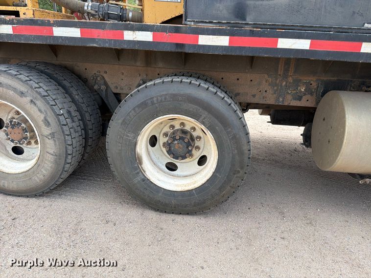 image for item MZ9716 2004 Kenworth T800 flatbed truck