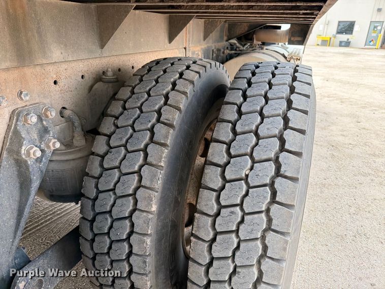 image for item MZ9716 2004 Kenworth T800 flatbed truck