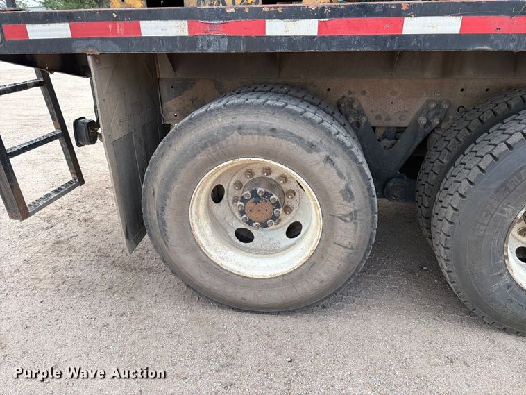 image for item MZ9716 2004 Kenworth T800 flatbed truck