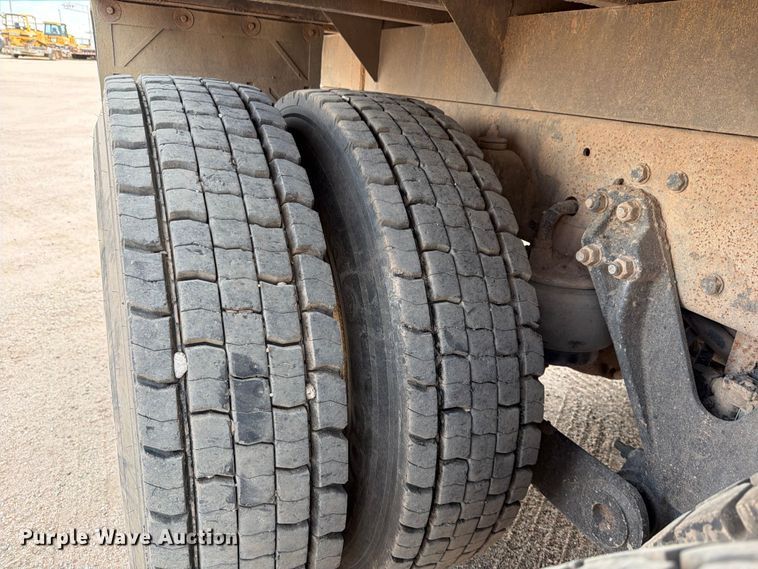image for item MZ9716 2004 Kenworth T800 flatbed truck