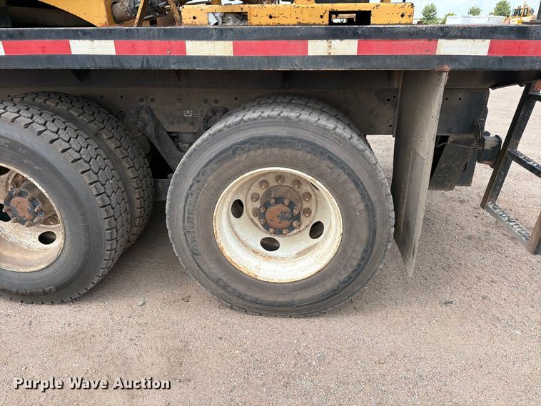image for item MZ9716 2004 Kenworth T800 flatbed truck