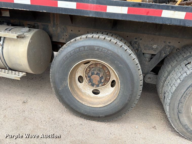 image for item MZ9716 2004 Kenworth T800 flatbed truck
