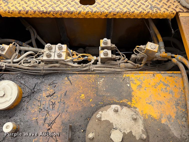 image for item MZ9726 1995 Blaw Knox PF-510 paver