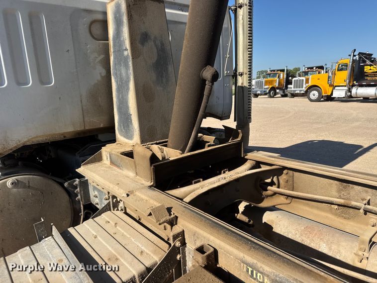 image for item NJ9253 1994 White GMC WG dump truck