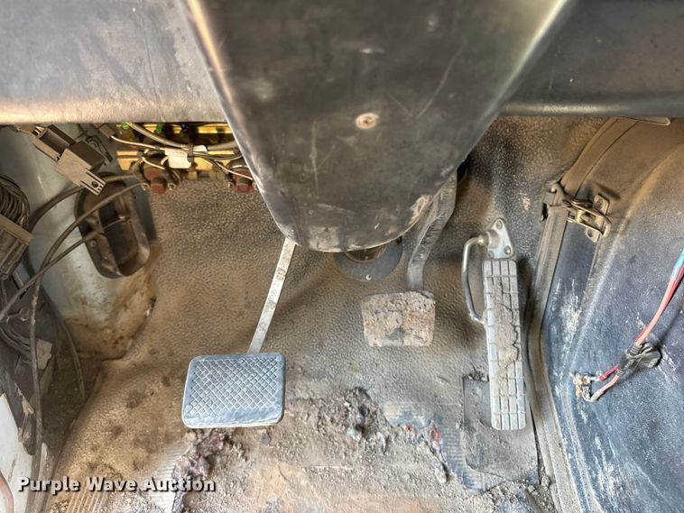 image for item NJ9253 1994 White GMC WG dump truck