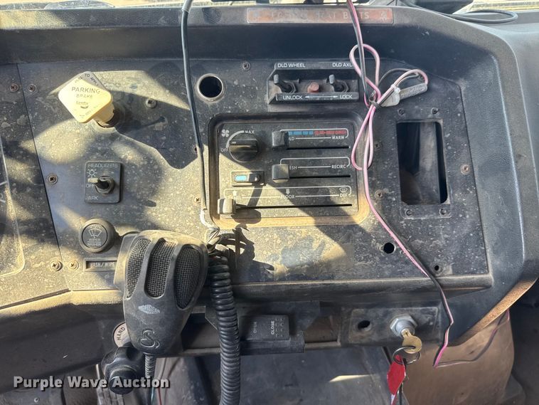 image for item NJ9253 1994 White GMC WG dump truck