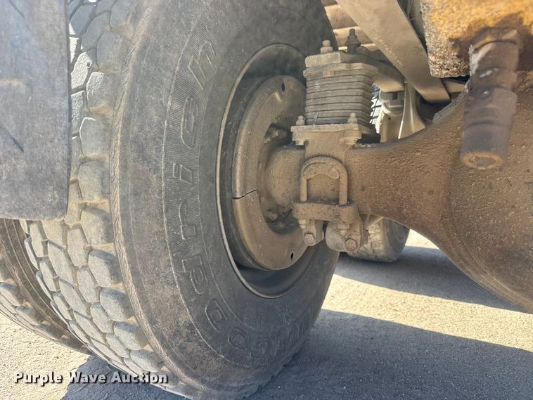 image for item NJ9253 1994 White GMC WG dump truck