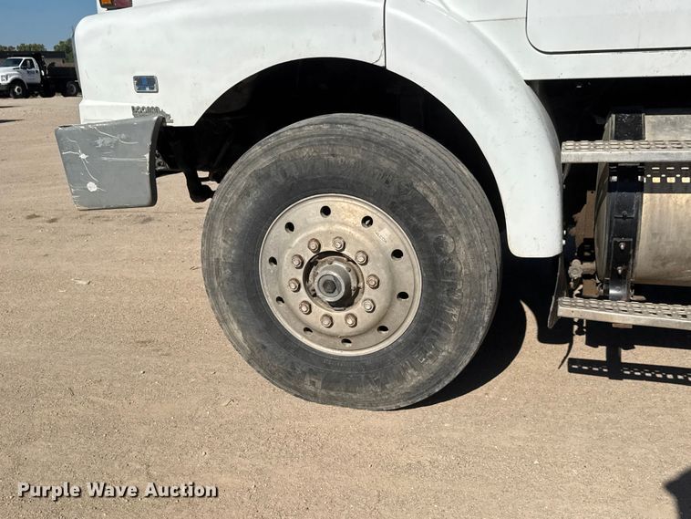 image for item NJ9253 1994 White GMC WG dump truck