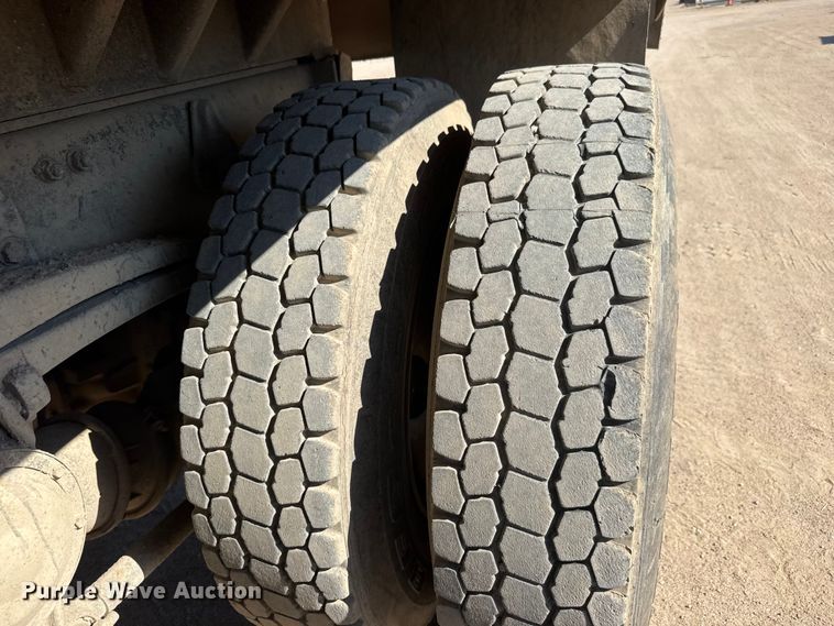 image for item NJ9253 1994 White GMC WG dump truck