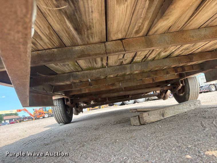 image for item NJ9259 1994 Gold Star flatbed trailer