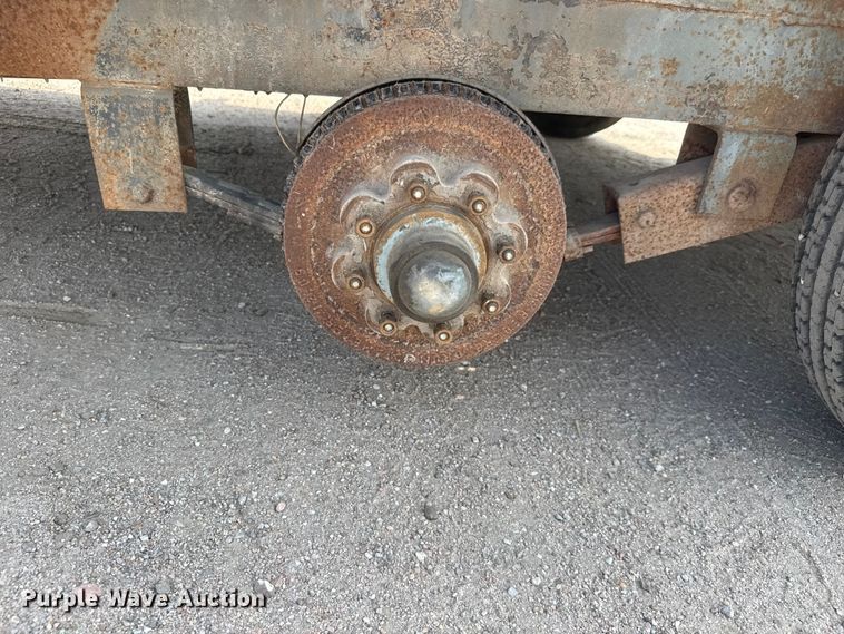 image for item NJ9259 1994 Gold Star flatbed trailer