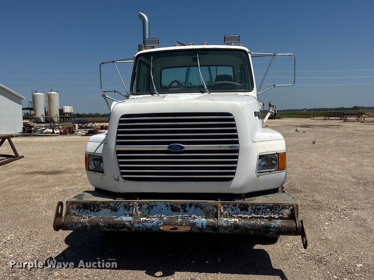 image for item NJ9265 1992 Ford Aeromax L9000 pulling truck