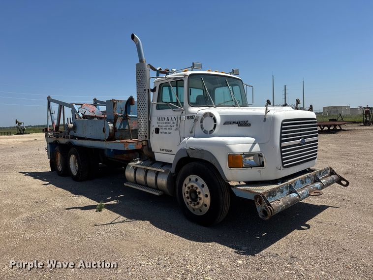 image for item NJ9265 1992 Ford Aeromax L9000 pulling truck