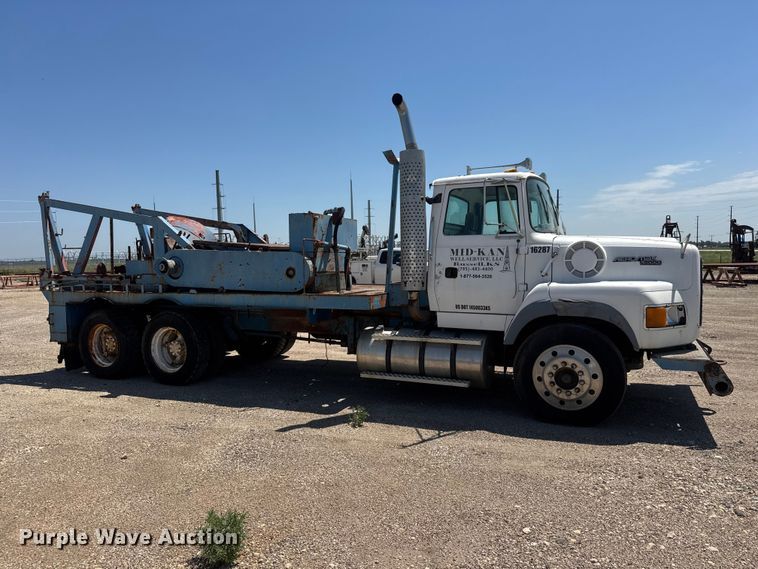 image for item NJ9265 1992 Ford Aeromax L9000 pulling truck