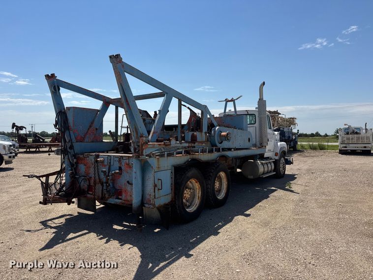 image for item NJ9265 1992 Ford Aeromax L9000 pulling truck