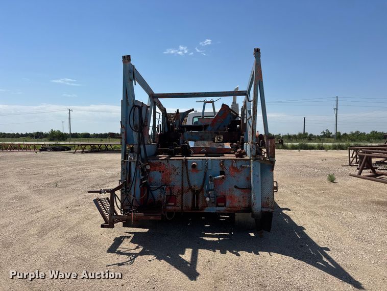 image for item NJ9265 1992 Ford Aeromax L9000 pulling truck