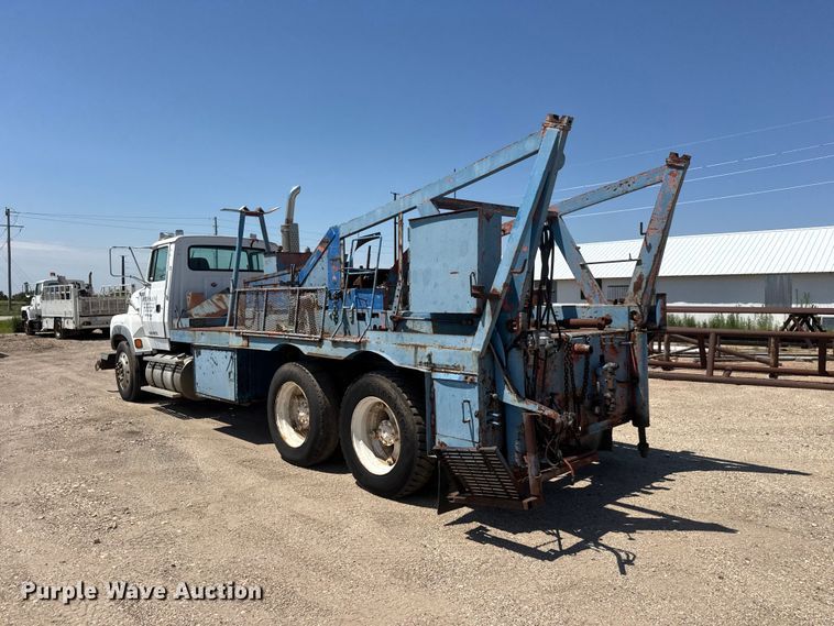 image for item NJ9265 1992 Ford Aeromax L9000 pulling truck