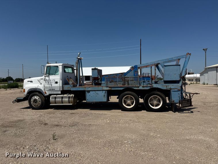 image for item NJ9265 1992 Ford Aeromax L9000 pulling truck