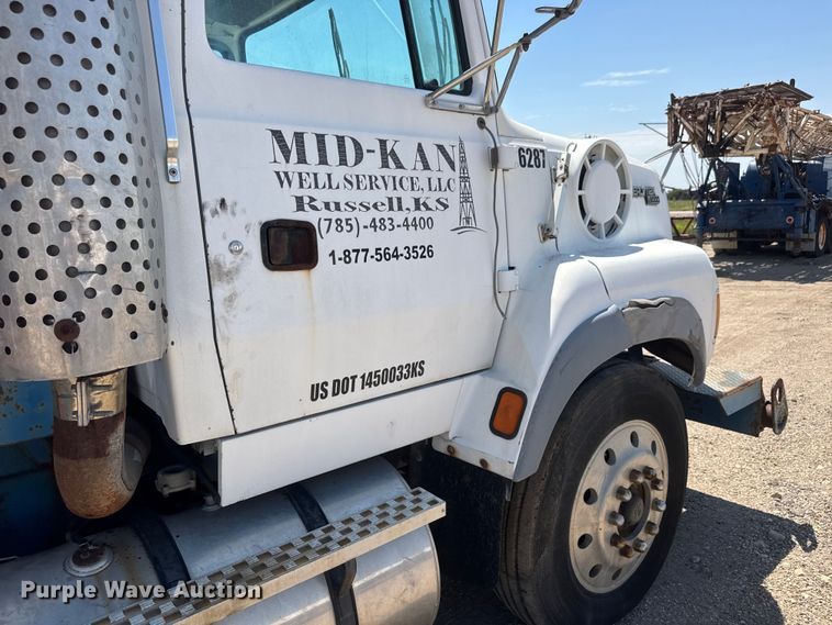 image for item NJ9265 1992 Ford Aeromax L9000 pulling truck