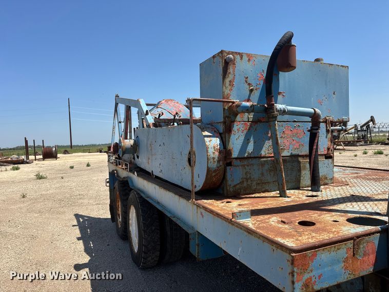 image for item NJ9265 1992 Ford Aeromax L9000 pulling truck